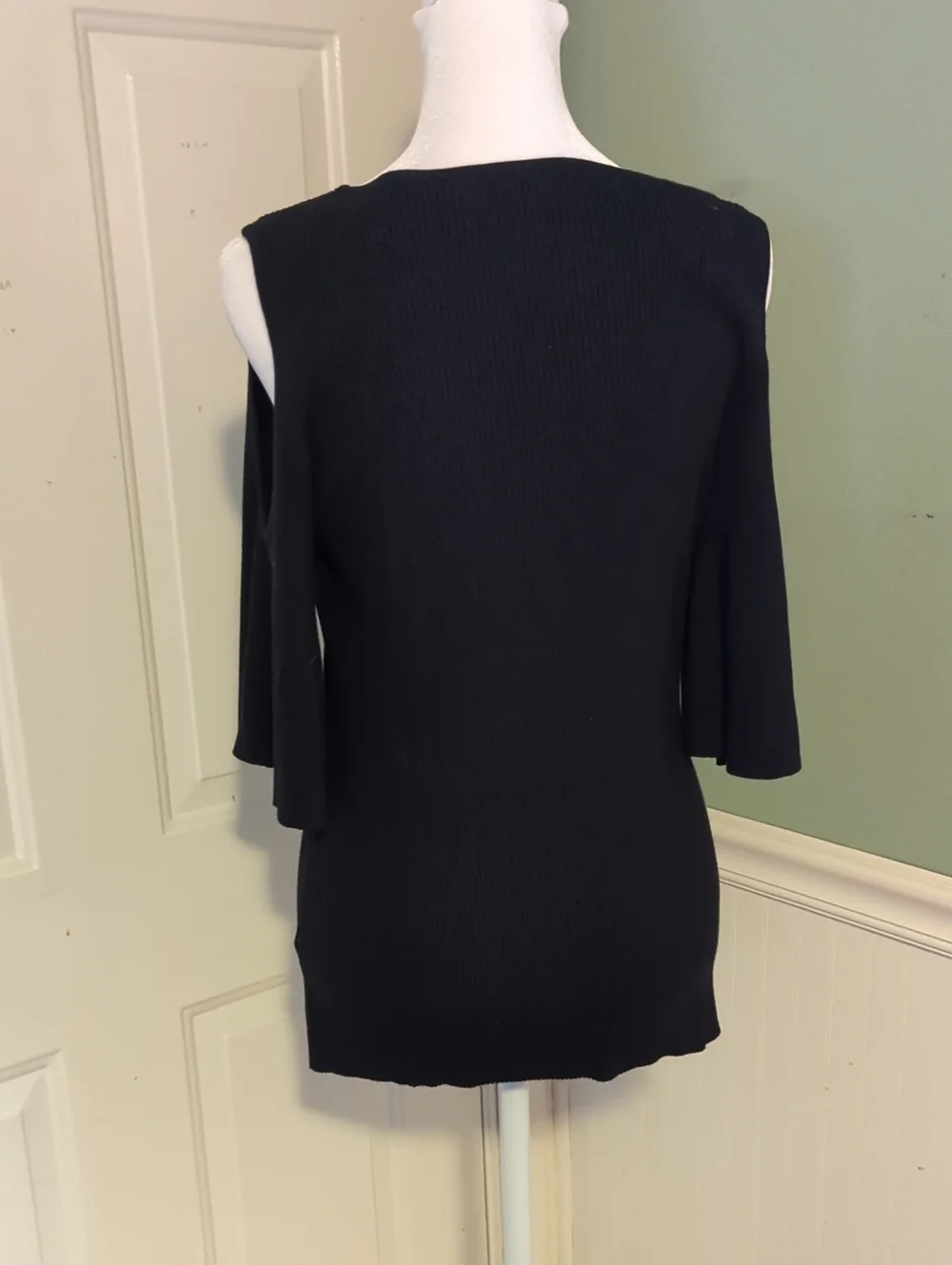Banana Republic Black Ribbed Knit Top Large Cold Shoulder Bell Sleeves Cruise - Picture 5 of 9